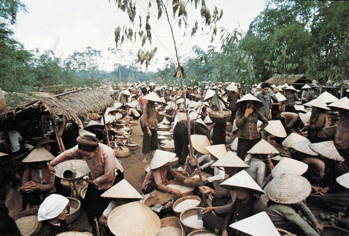 Chợ gạo tại một làng quê ở miền Bắc Việt Nam năm 1973. Ảnh: Corbis.